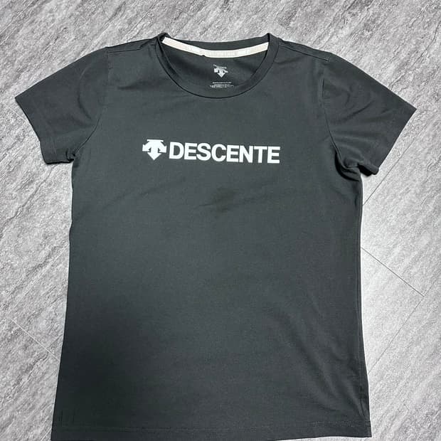 데상트 블랙 기능성 티셔츠 90