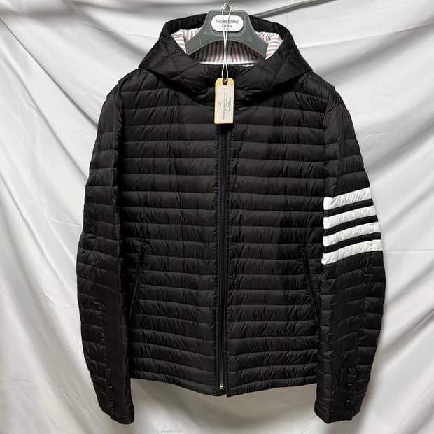 [새상품/선물가능] 24FW 톰브라운 사선완장 후드 경량패딩 블랙