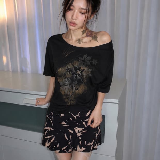 Trust Club 블랙 플라워 반팔 티셔츠