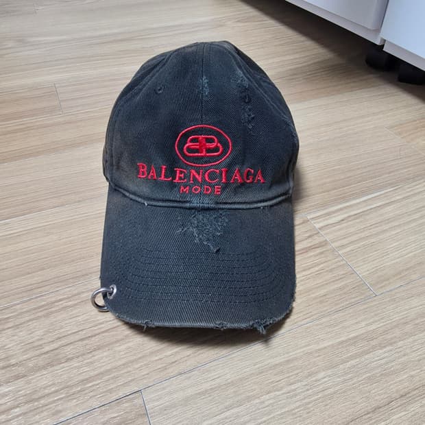 발렌시아가 디스트로이드 피어싱 볼캡