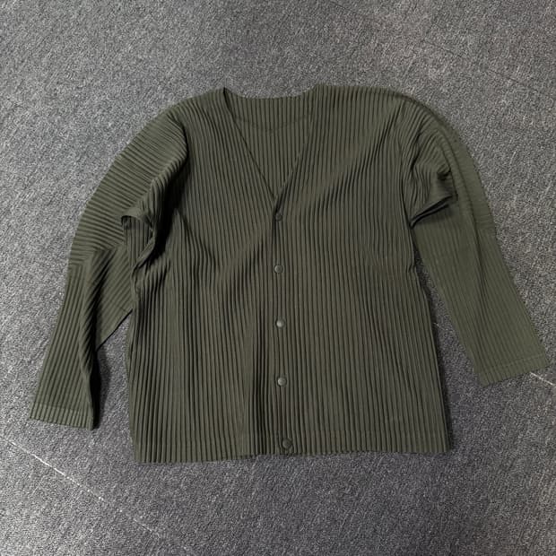 옴므플리세 카키 가디건