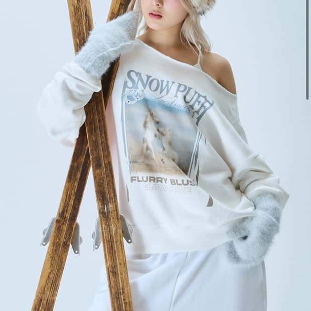 라티젠 더스티 홀스 원숄더 맨투맨 화이트 오프숄더 