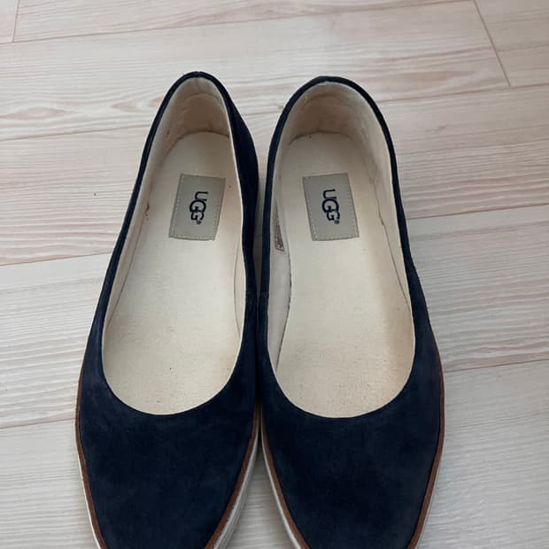UGG 어그 네이비 플랫 슈즈(245mm)