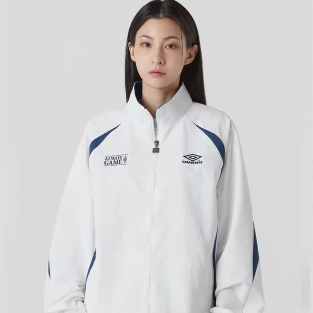 엄브로 아이보리 바람막이