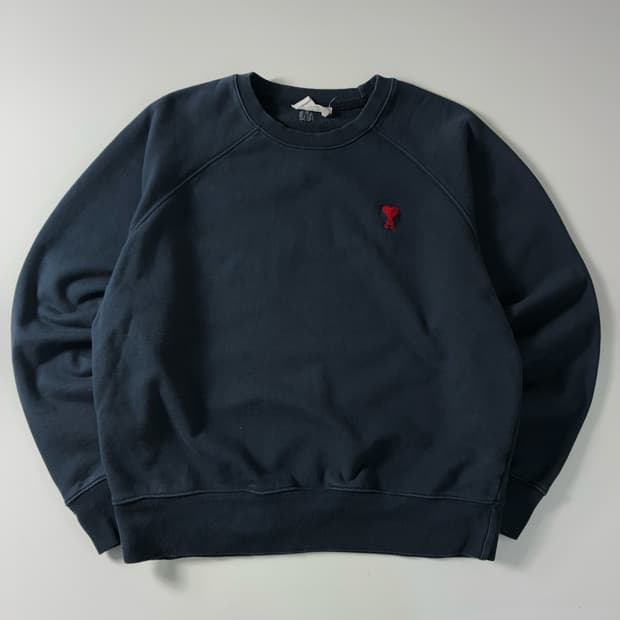 Ami  아미 스몰하트자수 네이비 맨투맨 