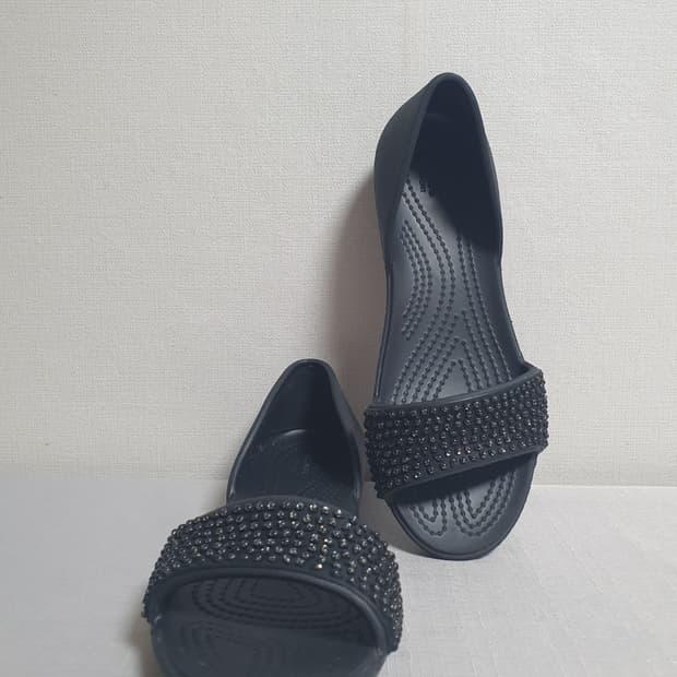 크록스 리나 엠벨리쉬드 도르세이 샌들 블랙 W5