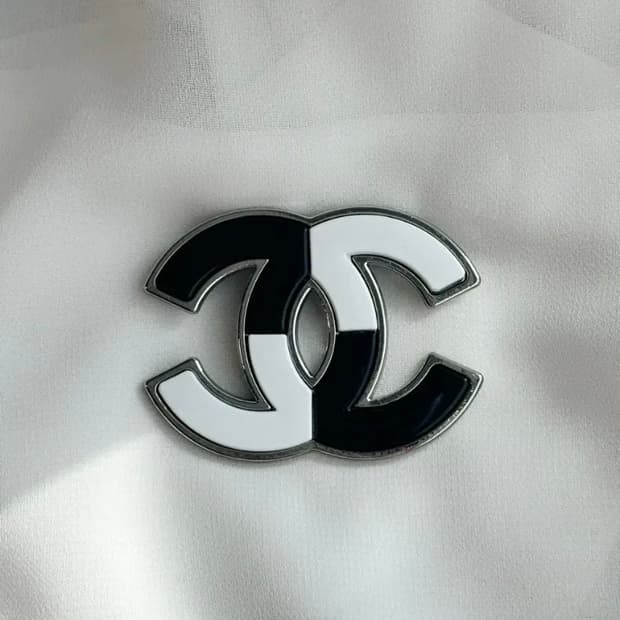 샤넬 모노크롬 CC로고 업사이클링 브로치