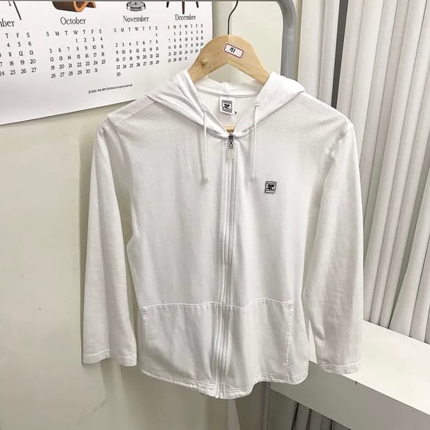 꾸레쥬 로고 화이트 후드집업