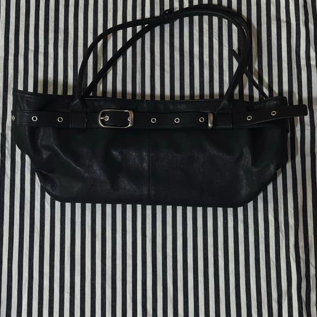 여밈 belted boat bag (black)