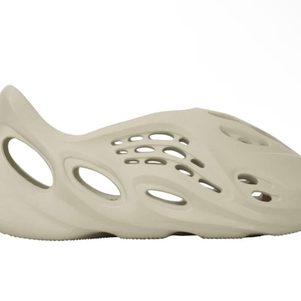 아디다스 이지 폼 러너 샌드