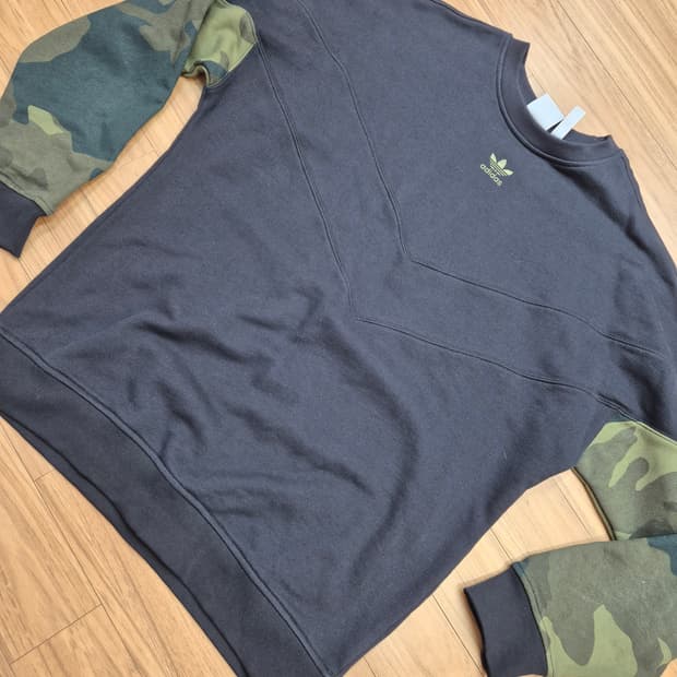 아디다스 카모 크루 맨투맨 2XL사이즈 판매합니다. 팔 부분에 카모 패턴