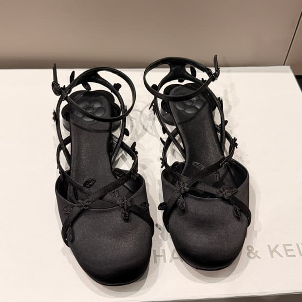 （택포)찰스앤키스 플랫 샌들 블랙 플라워 장식