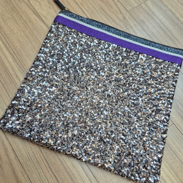 JOUER 스팽글 클러치 골드 컬러입니다. 가로 30cm, 세로 25cm