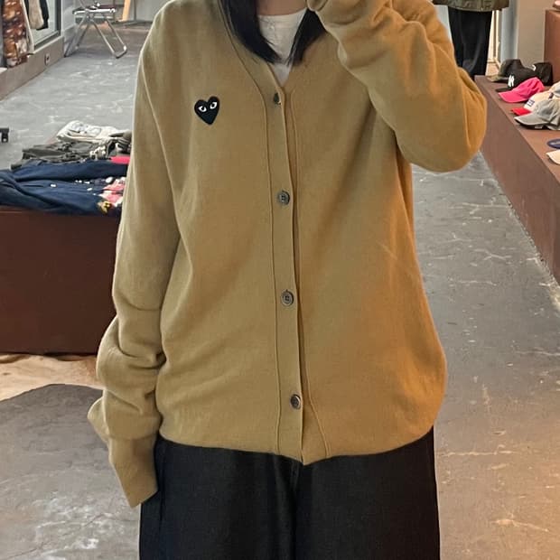 꼼데가르송 플레이 블랙 하트 와펜 베이지 가디건 H2013