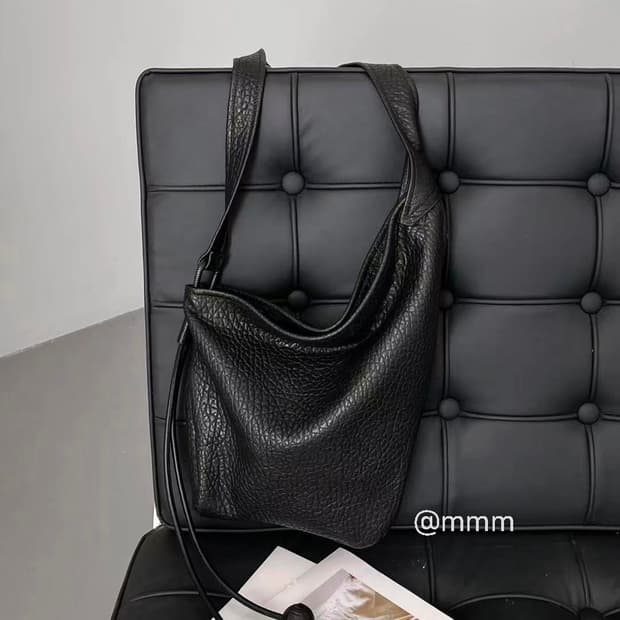 [Unisex]비대칭 호보 크로스백 소가죽