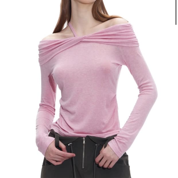 런웨이티켓 오운서 롱 슬리브 트위스티드 슬림 핏 오프숄더 핑크