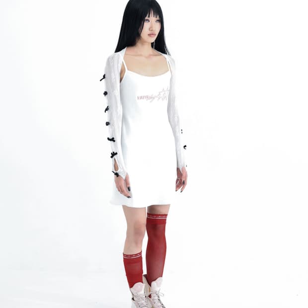 카이야 새틴 사틴 크리스탈 로고 화이트 드레스