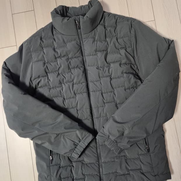 새상품급)KIM YOUNG JOO 스포츠 카키 경량패딩 사이즈100

여