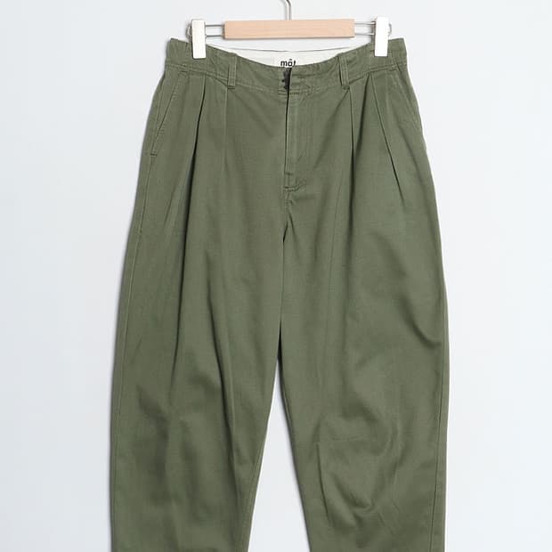 mat quotidien Tuck Tapered Chino (28)