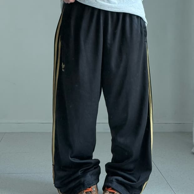 아디다스 블랙 골드 츄바