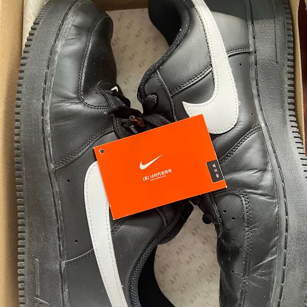 나이키 에어포스 블랙 화이트 285