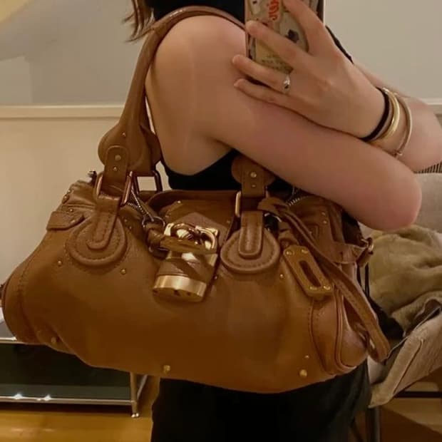 끌로에 패딩턴 백 탄