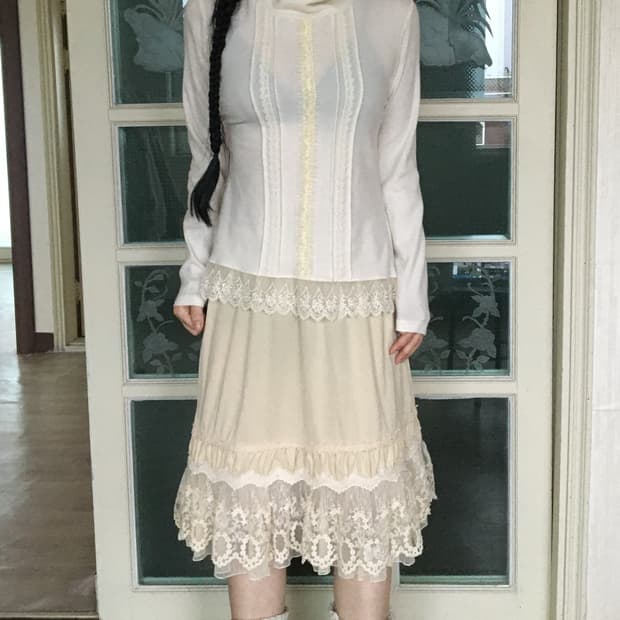 Lace trimming high neck knit