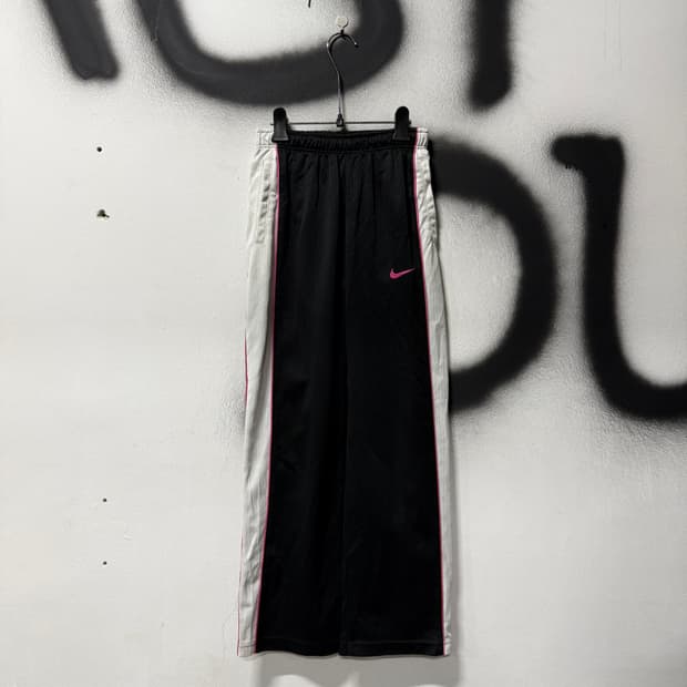 나이키 범고래 핑크 스우시 라인 로고 디테일 와이드 트랙 팬츠