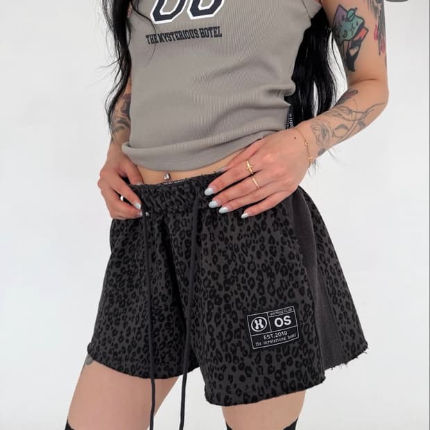 미스테리어스호텔 컷오프스웻쇼츠 호피