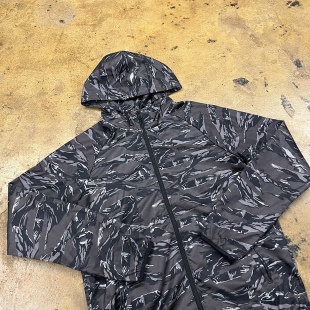 나이키 카모 밀리터리 그레이 블랙 바람막이 