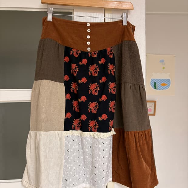 브라운 패치 미디 스커트
