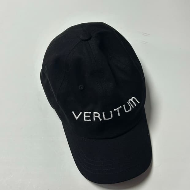 베루툼 시그니처 로고 볼캡 블랙