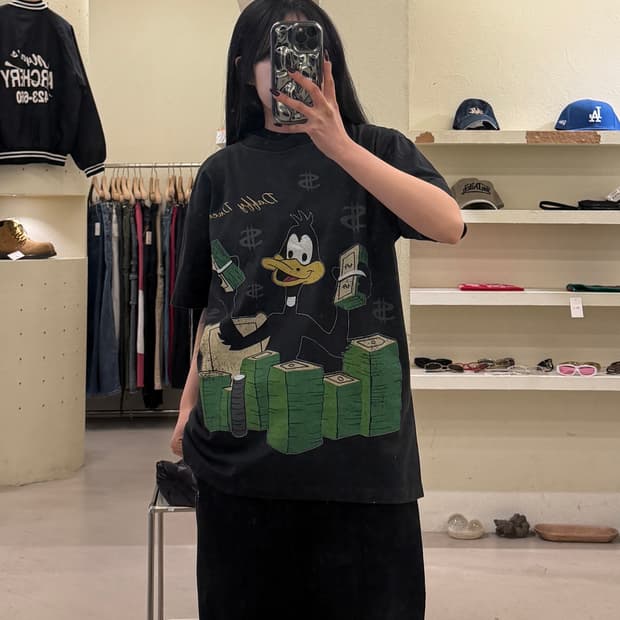 루니툰 대피덕 프린팅 반팔 티셔츠 U1196