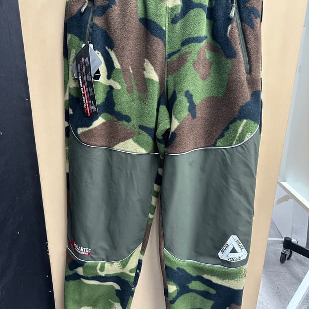 팔라스(PALACE) 폴라텍 카모 플리스 조거 팬츠