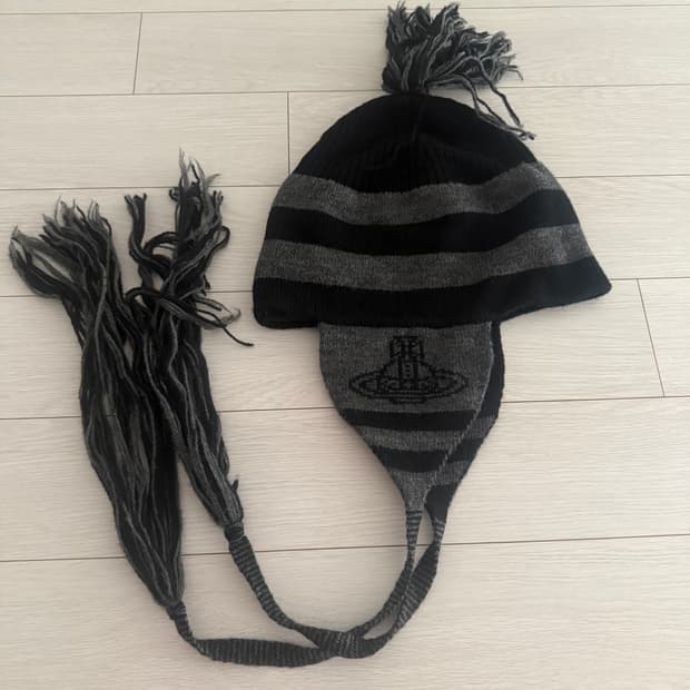 비비안웨스트우드 이어플립 비니