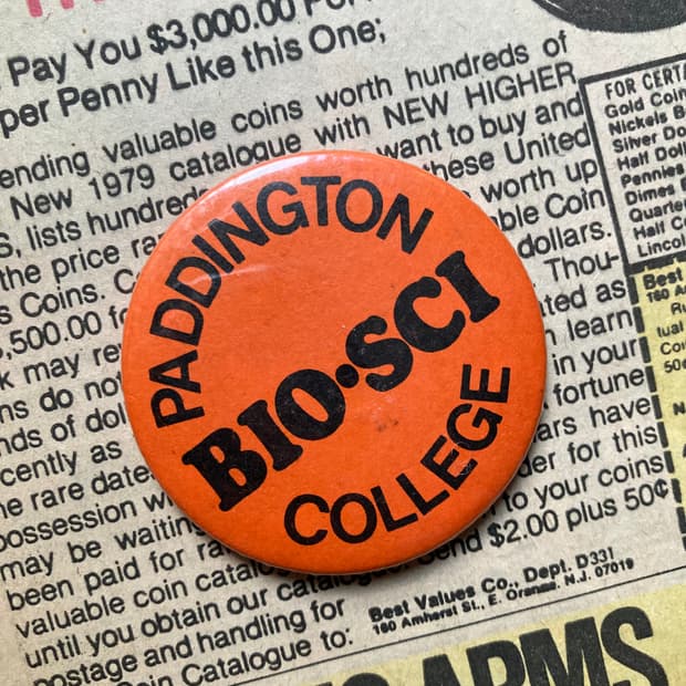 빈티지 college 텍스트 프린팅 오렌지 핀 버튼 뱃지 브로치 악세사리