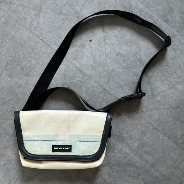 Freitag 프라이탁 아이보리 제이미 미니 크로스백