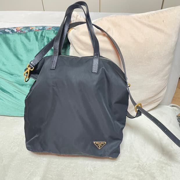 프라다(Prada) 삼각 로고 포코노 나일론 토트백