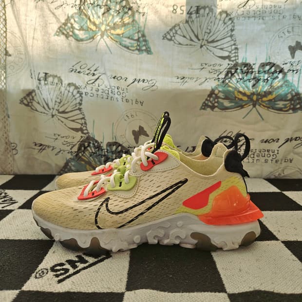 나이키(Nike) 리엑트 비전 오렌지볼트 러닝화 235