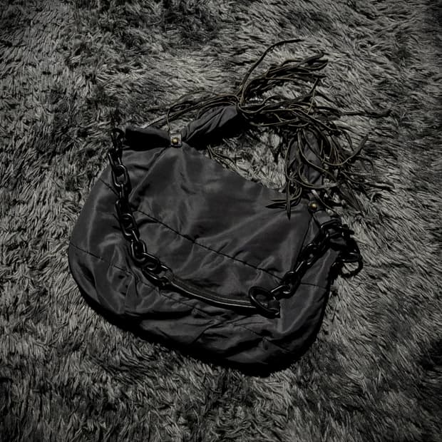 프린지 디테일 패디드 체인 숄더백