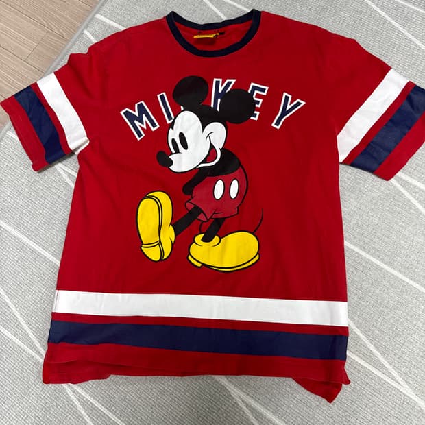 모델 송해나가 입은 펠틱스 x 디즈니미키져지 반팔