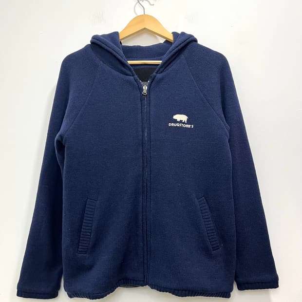 Drug store’s 양면 돼지 로고 자수 니트 후드집업