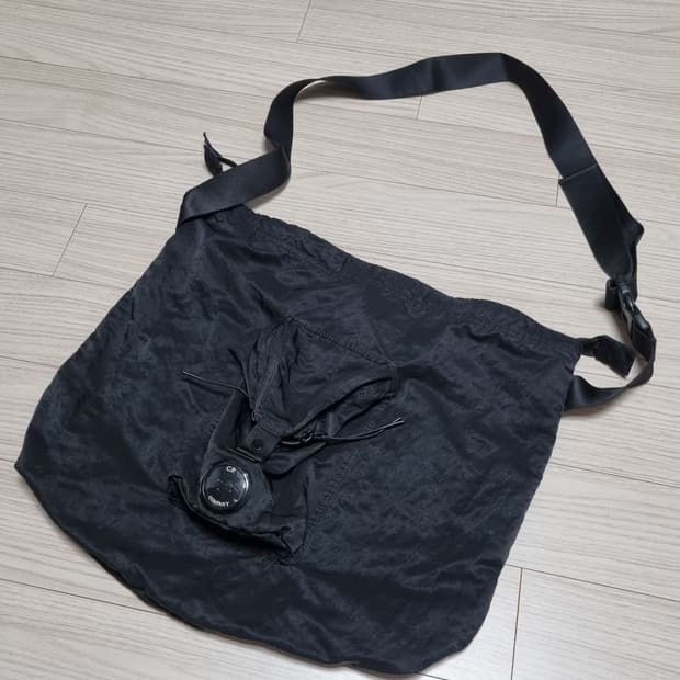 cp컴퍼니 렌즈 크로스백