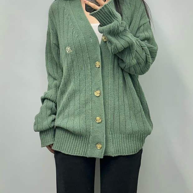 세터 자수로고 그린 니트 버튼 가디건