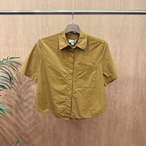 코스 미니멀 히든 버튼 반팔 셔츠 포켓 디테일 머스타드 브라운