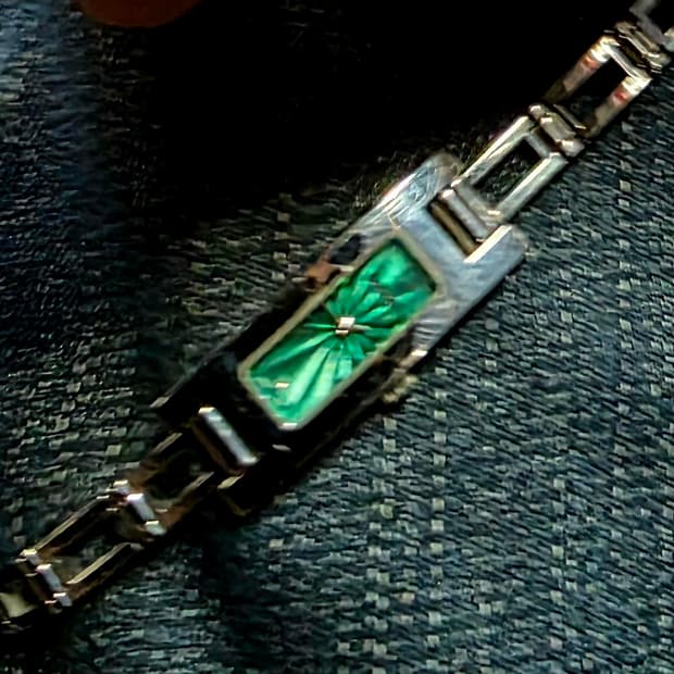 구찌(Gucci)의 빈티지 3900L 여성용 쿼츠 메탈 시계팝니다.