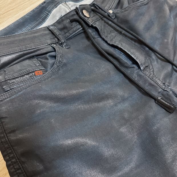 디젤 Thommer CB-NE 풀코팅 조그진 - 블랙과 청의 오묘한 공존