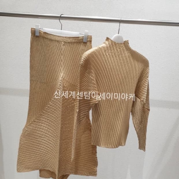 이세이미야케 랩드 스웨이드 라이크 플리츠 베이지 셋트 판매