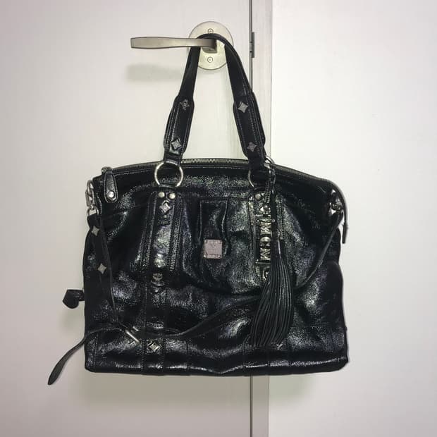 MCM 유광레더 숄더백 크로스백 블랙