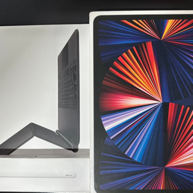 아이패드 프로 12.9 (5세대) M1 256GB 셀룰러 + 매직키보드 